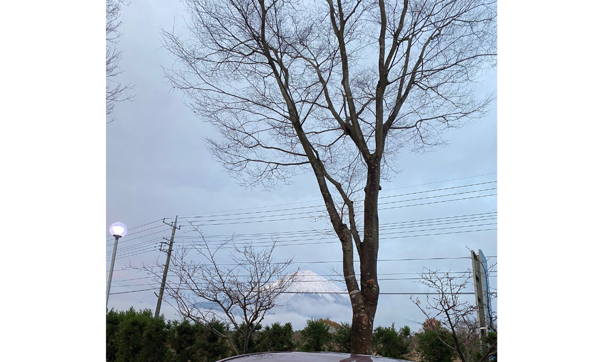 風の湯の駐車場から見える富士山